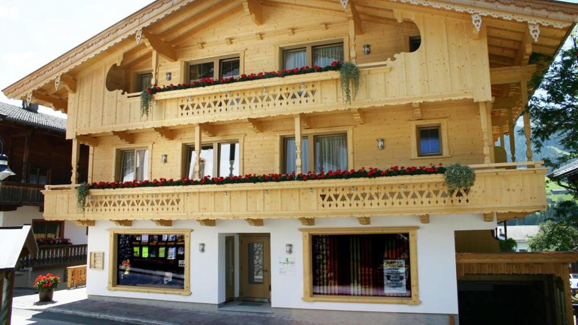 Das Gaestehaus Schneider Am Dorfplatz Alpbach Luaran gambar